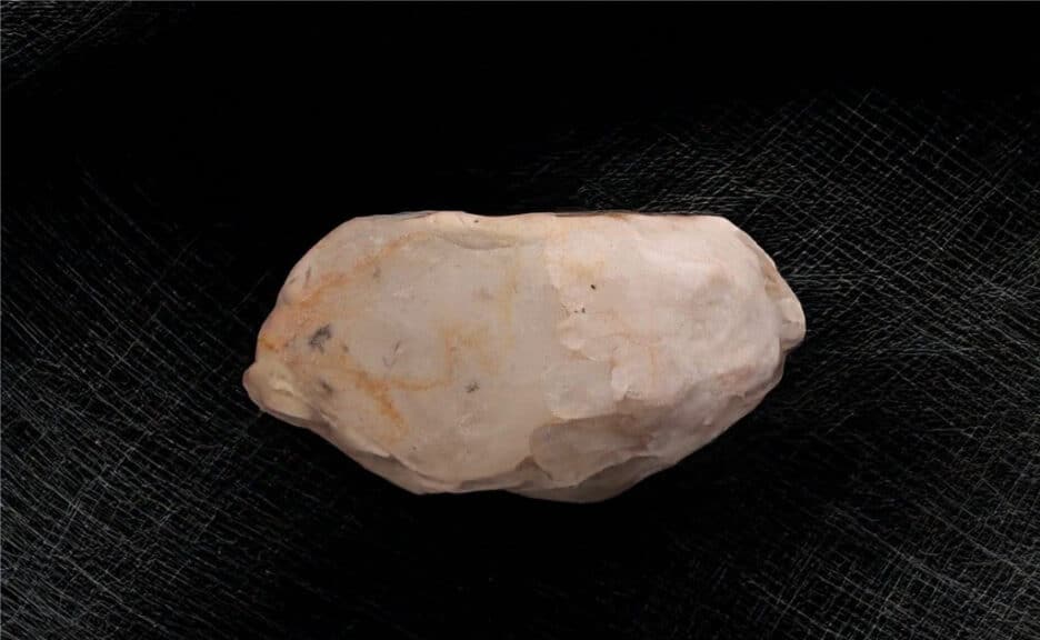 spider quartz in a table