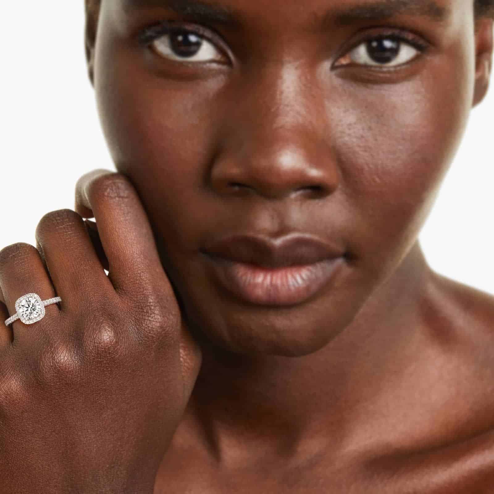 RingLifeStyle_17086_M1_RND_DIM_wht_0100CT_W_000_008_1600X1600