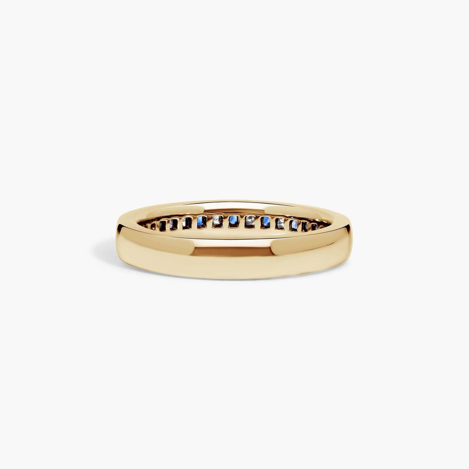 alternating-princess-cut-diamond-sapphire-yellow-gold-princess-cut-wedding-rings-18k 3 An 18K Yellow Gold Princess Cut Wedding Rings band (4.00 mm) featuring an alternating channel-set pattern of 0.5 CTW natural diamonds and blue sapphires.